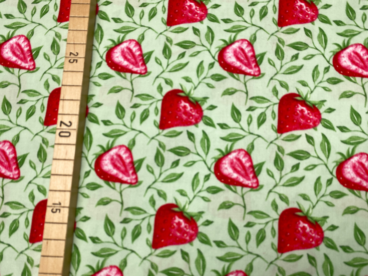 Stoff Erdbeere - 100 Baumwolle - Patchwork - grün - Erdbeeren