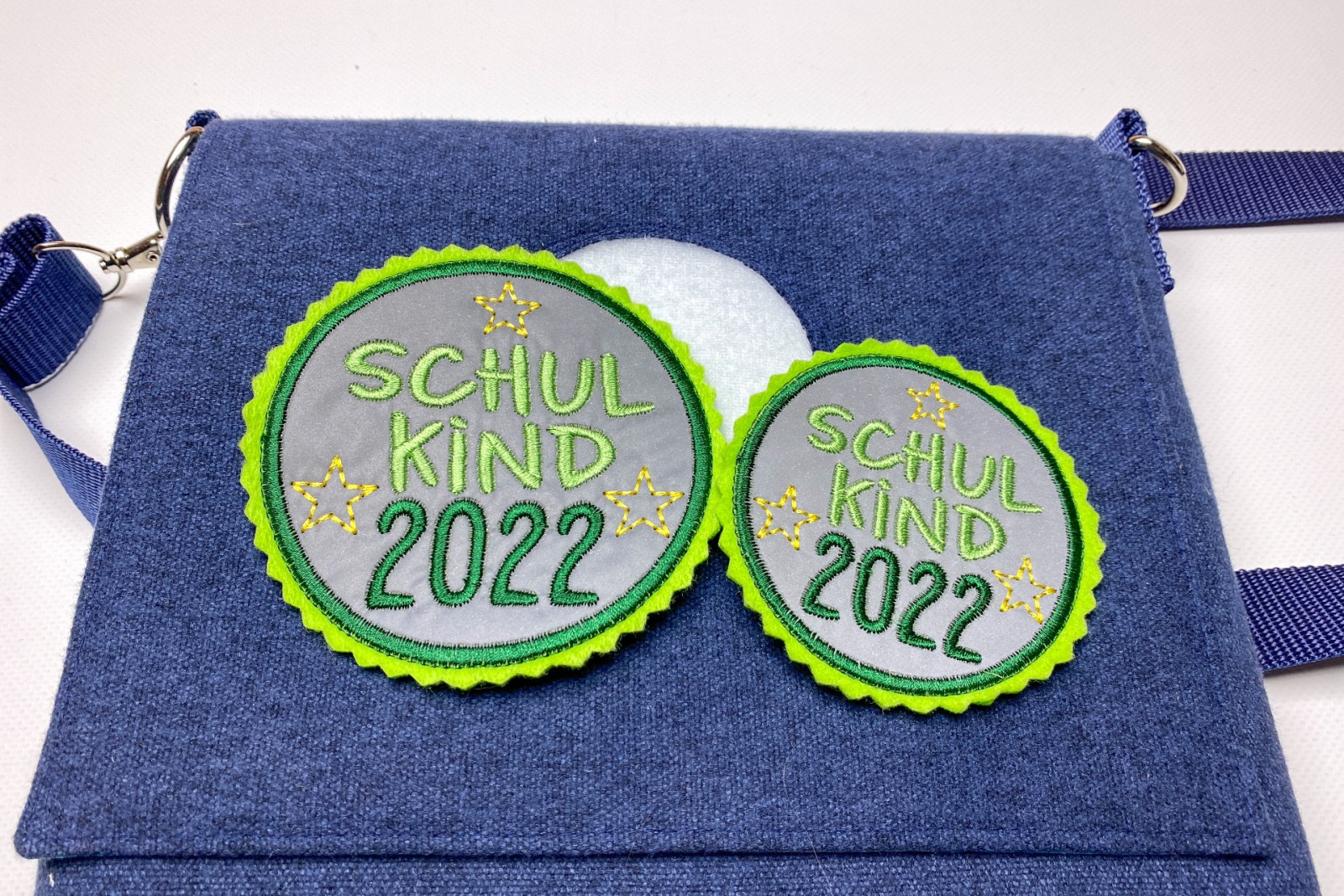 Kletti Schulkind 2022 10cm Durchmesser Reflektorstoff hellgrün dunkelgrün Einschulung Schulmappe 6