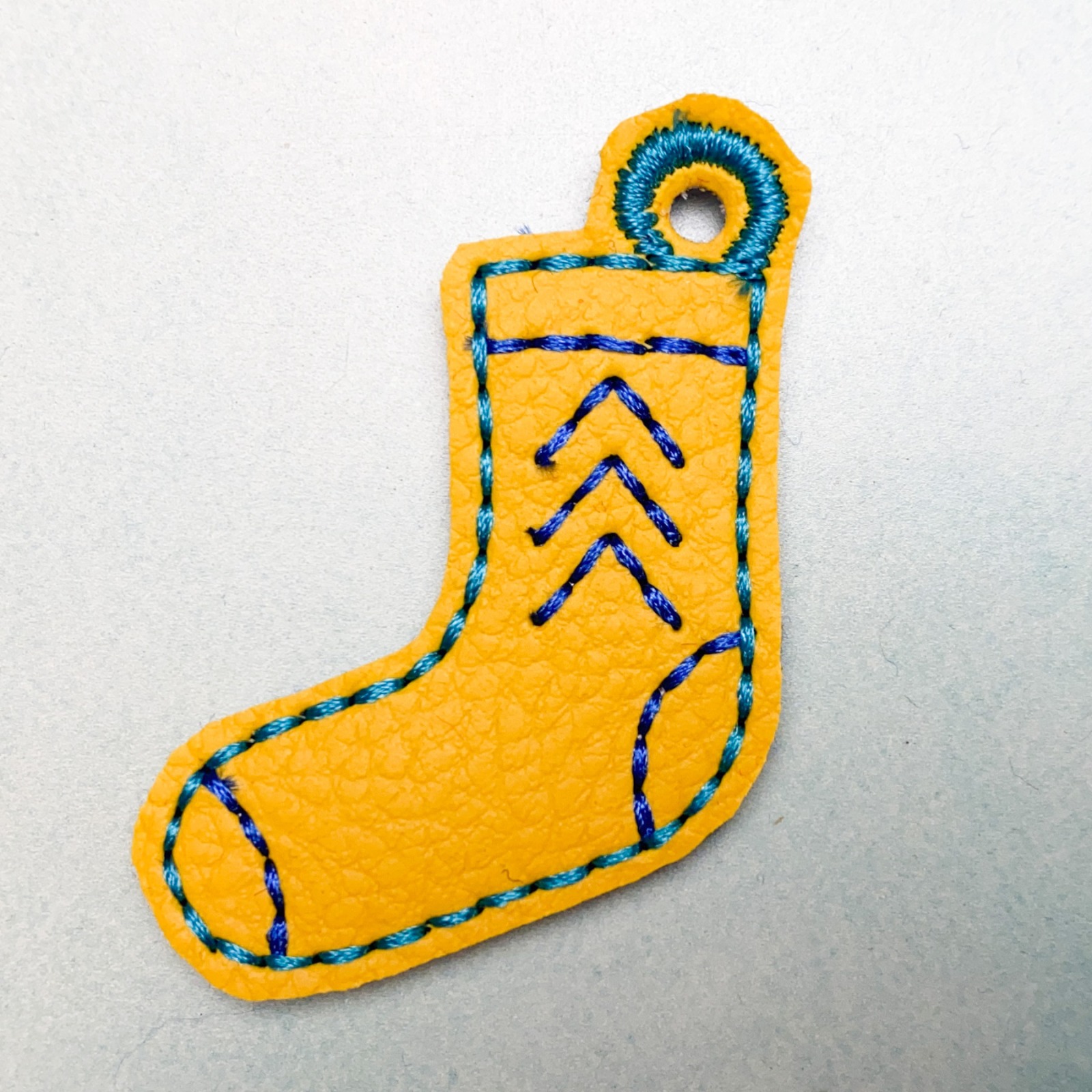 Schlüsselanhänger gelbe Socke mit blauem Stick The lucky few -Welt Down Syndrom Tag