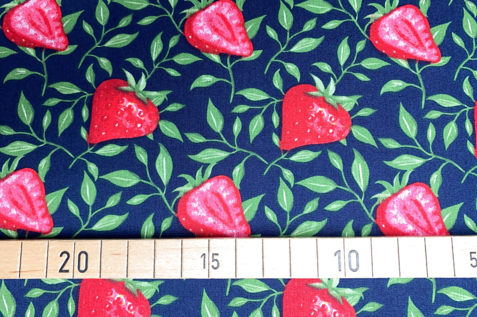 Stoff Erdbeere - 100 Baumwolle - Patchwork - dunkelblau - Erdbeeren 2