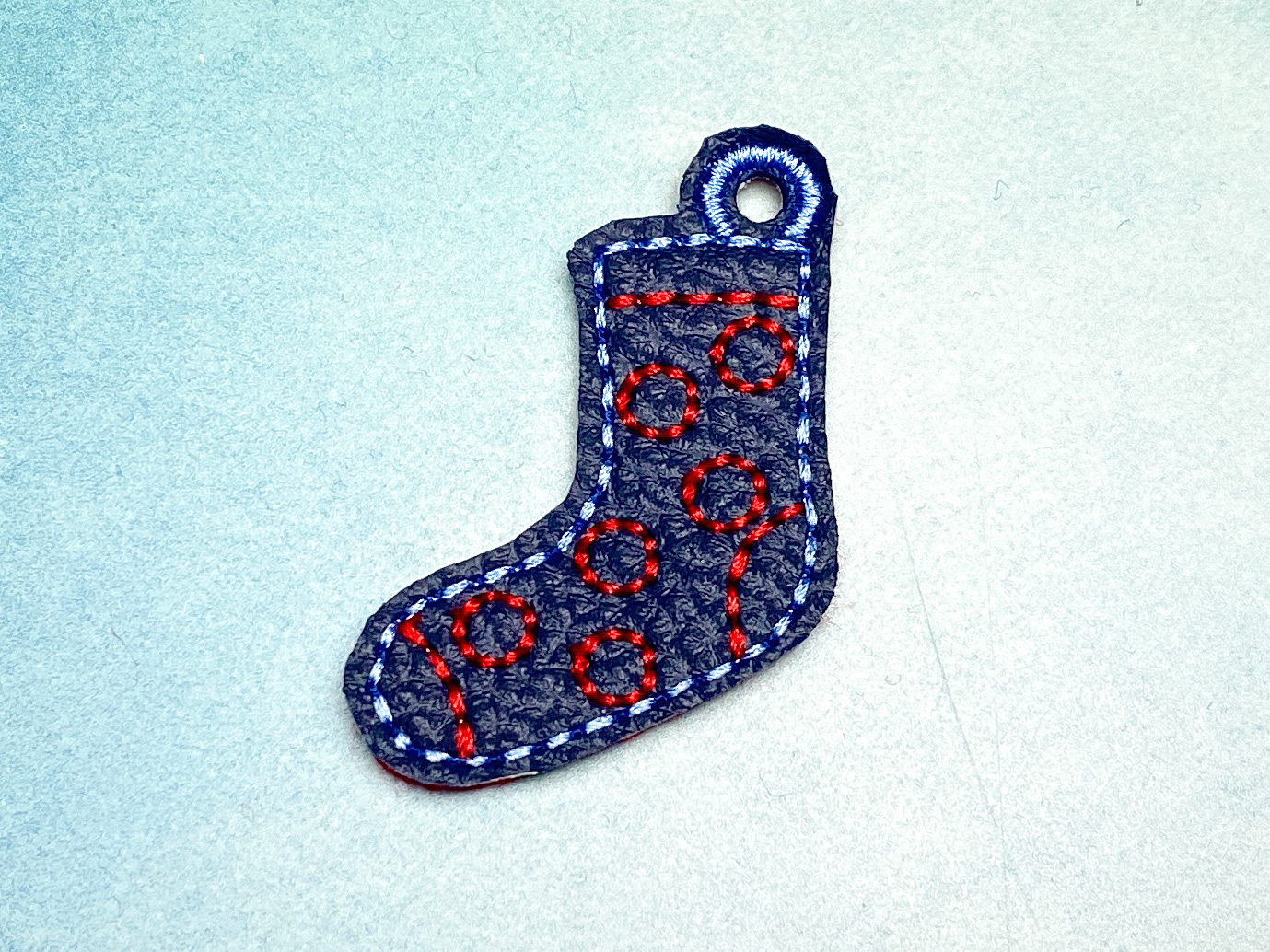 Schlüsselanhänger dunkelblaue Socke mit roten Punkten -Welt Down Syndrom Tag