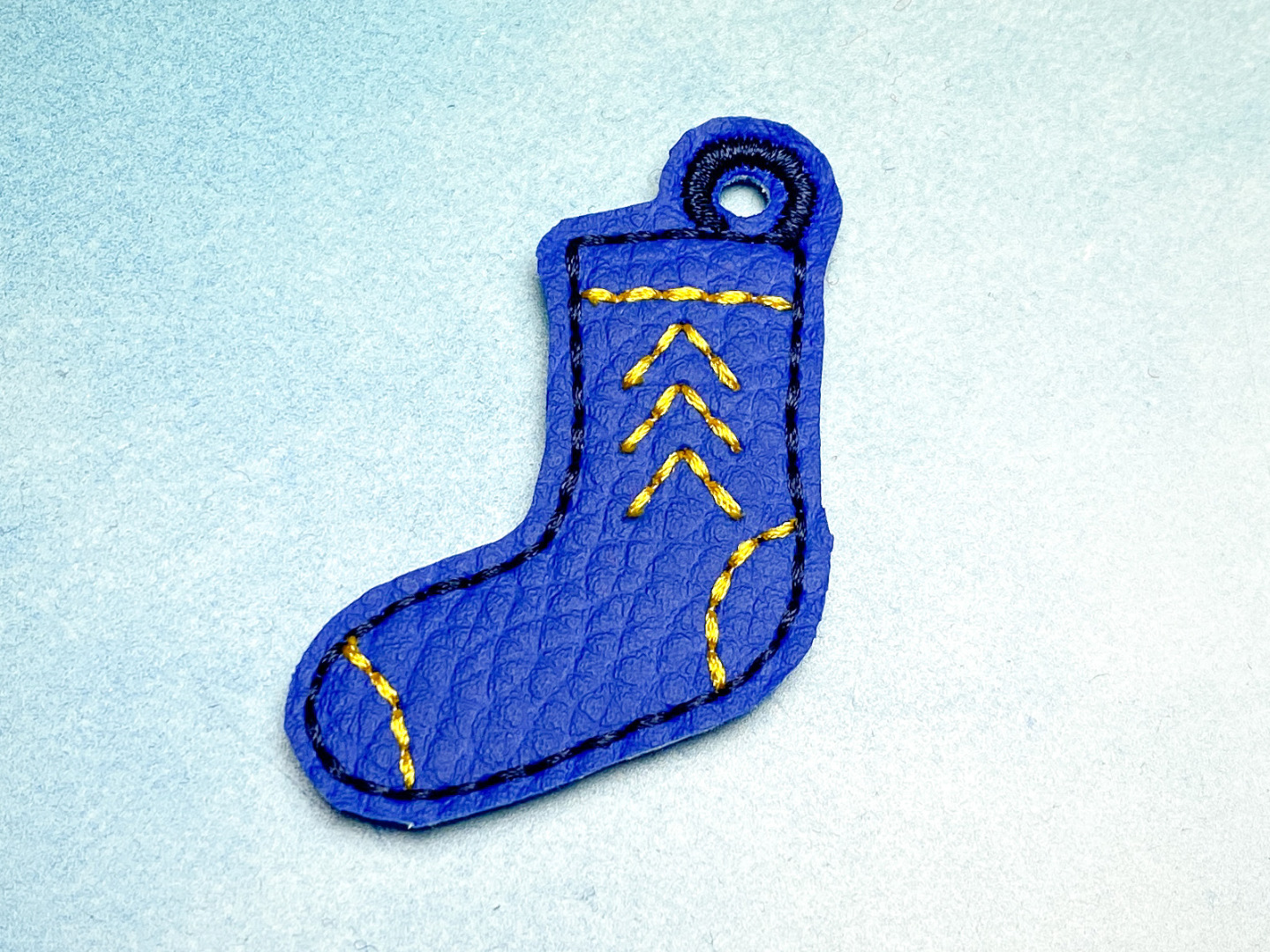 Schlüsselanhänger blaue Socke mit gelbem Stick The lucky few - Welt Down Syndrom Tag
