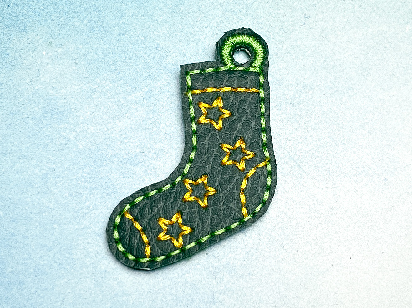 Schlüsselanhänger dunkelgrüne Socke mit gelben Sternen -Welt Down Syndrom Tag