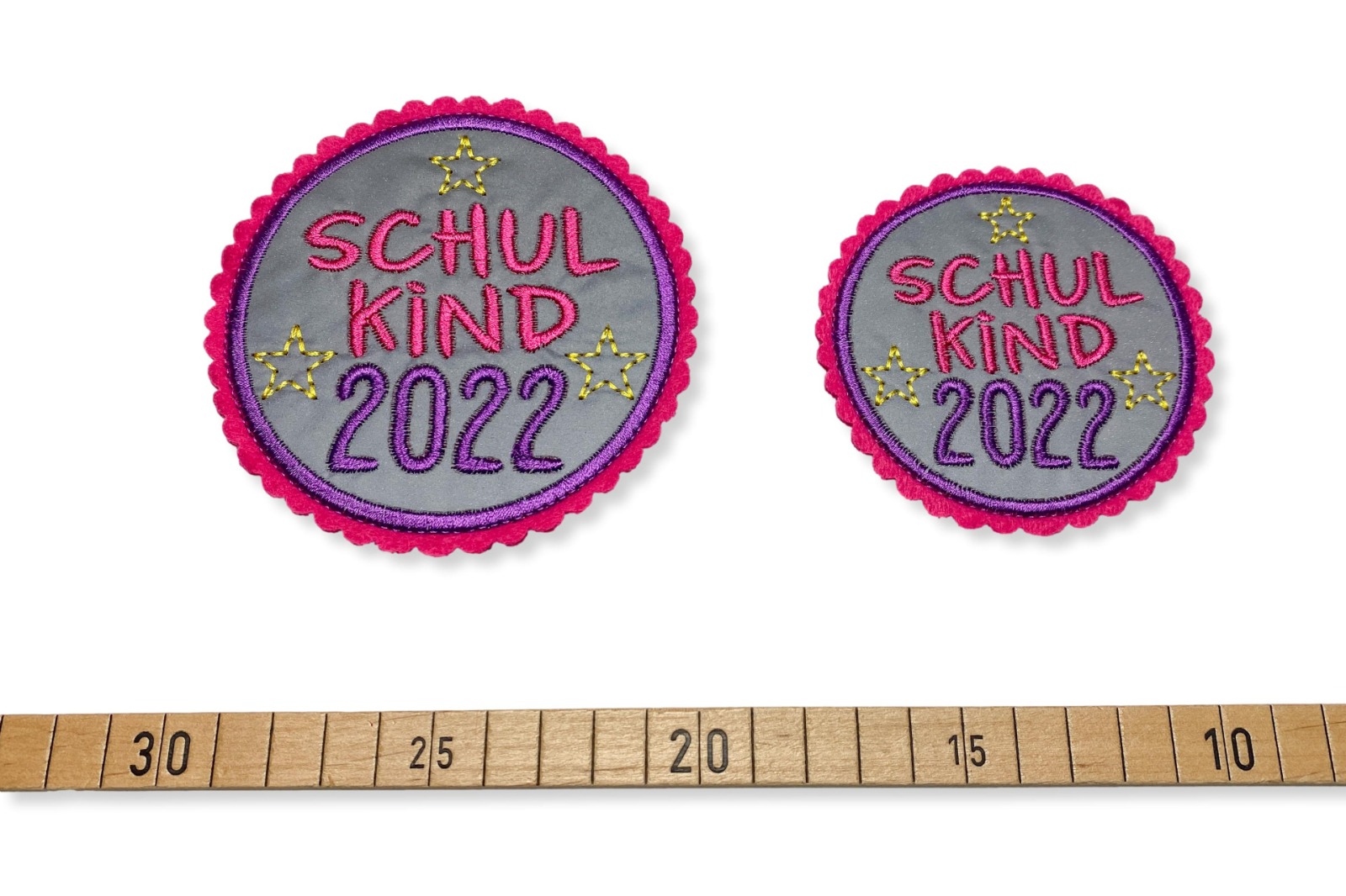 Kletti Schulkind 2022 10cm Durchmesser Reflektorstoff pink lila Einschulung für den Schulranzen 8