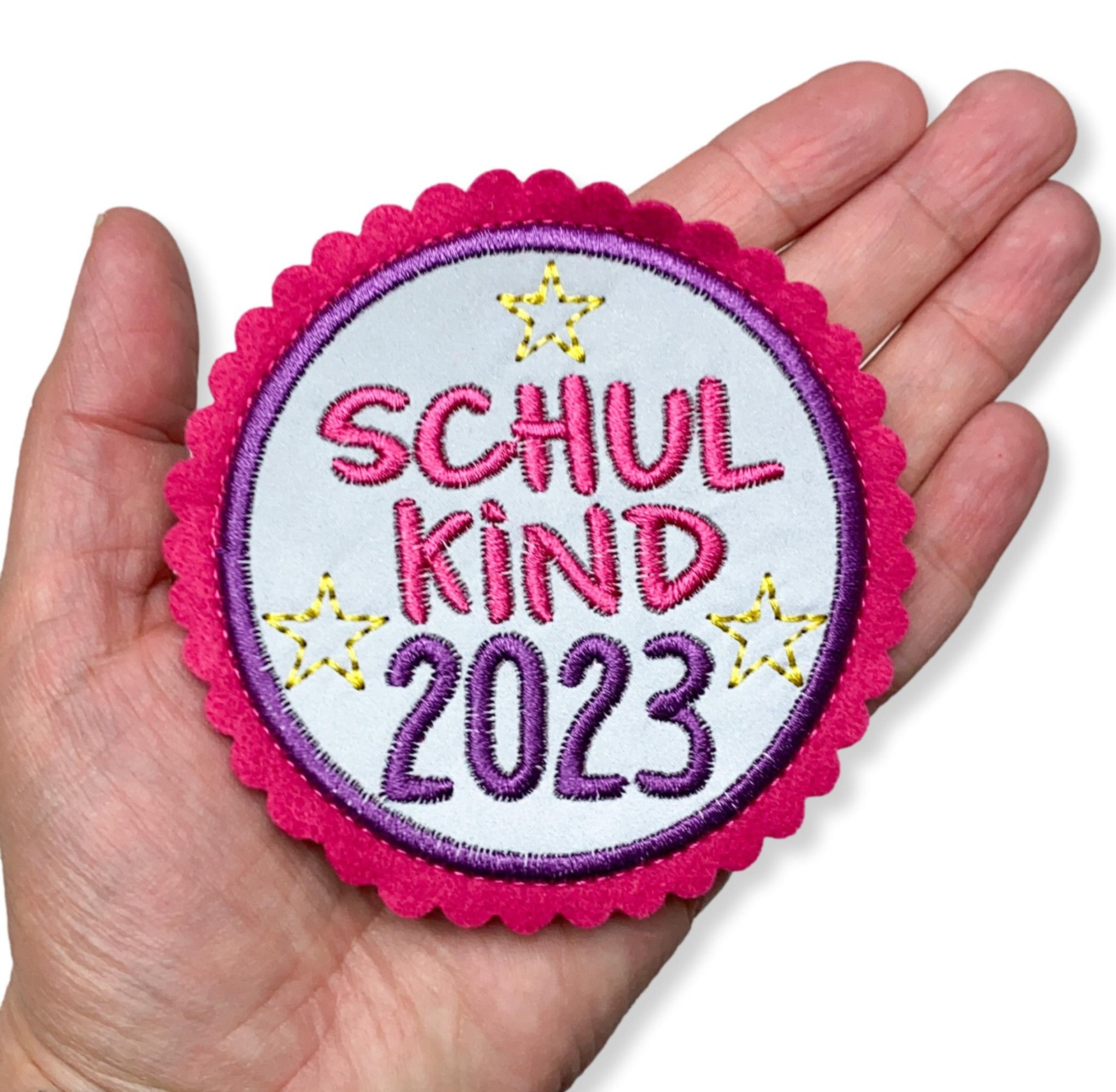 Klettie Schulkind 2023 8cm Durchmesser Reflektorstoff pink lila Schulranzen mit Klett