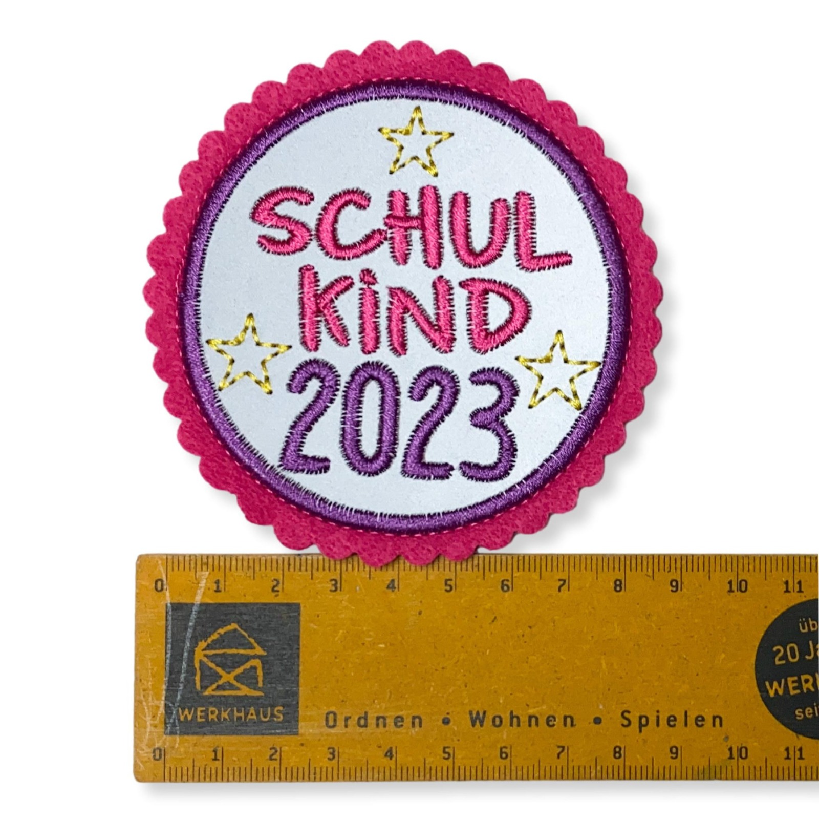 Klettie Schulkind 2023 8cm Durchmesser Reflektorstoff pink lila Schulranzen mit Klett 4
