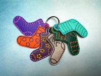 Schlüsselanhänger pinke Socke mit türkisen Ringelstreifen - Welt Down Syndrom Tag 3