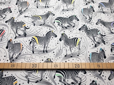 Stoff Read Between the Lines - Zebras - 100% Baumwolle - schwarz/weiß/bunt - Patchwork - Quilting -