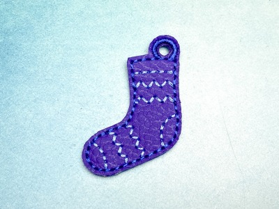 Schlüsselanhänger lila Socke mit hellblauem Zick-Zack Muster - Welt Down Syndrom Tag