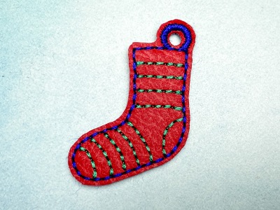 Schlüsselanhänger rote Socke mit grünen Ringelstreifen - Welt Down Syndrom Tag