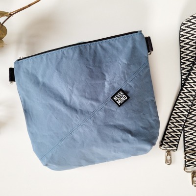 Handtasche in taubenblau - Umhängetasche aus Oilskin, gewachste Baumwolle, Crossbodytasche mit