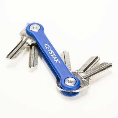 KeyStax von KeySmart - Der KeyStax kommt in drei Farben: Blau Rot und hat wie beim KeySmart 21 die etwas längeren Schrauben für mehr Schlüssel