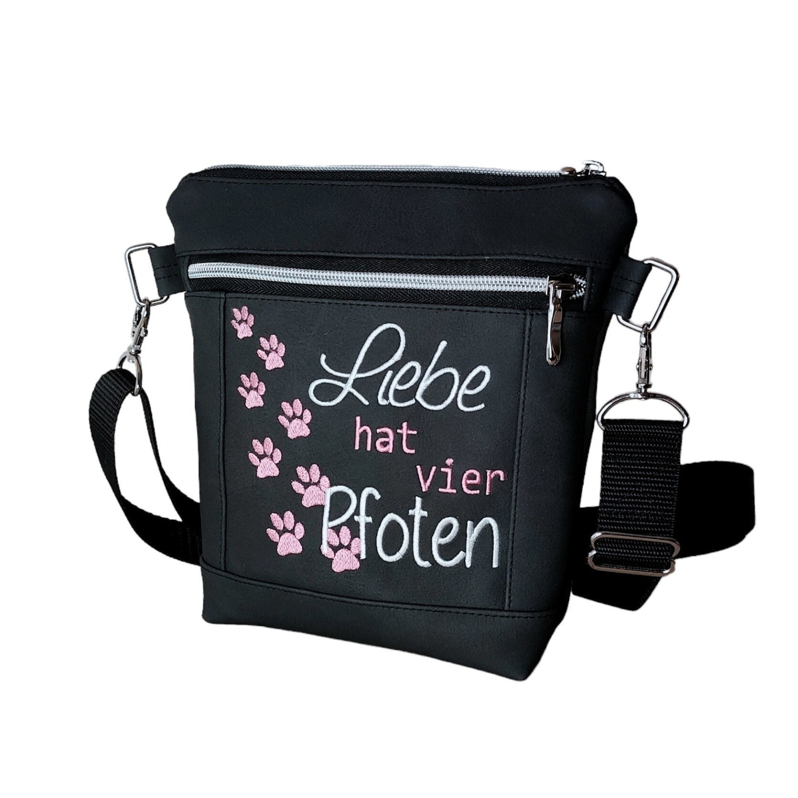 Gassitasche / Schultertasche zum umhängen mit Liebe hat vier Pfoten in weiß/rosa bestickt aus