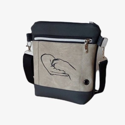 Gassitasche / Schultertasche mit Motive Hand und Pfote bestickt, die Liebe zum Hund, aus robustem