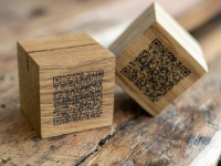 Holzwürfel mit Wunschgravur, 6x6x6 cm, mit Schlitz für Karten, Angebote usw., auf Wunsch mit QR