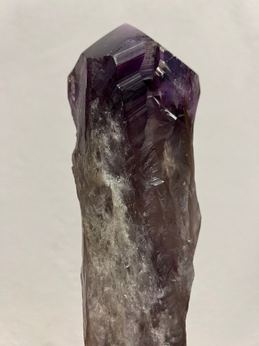 Amethyst-Zepter mit schwarzem Ständer