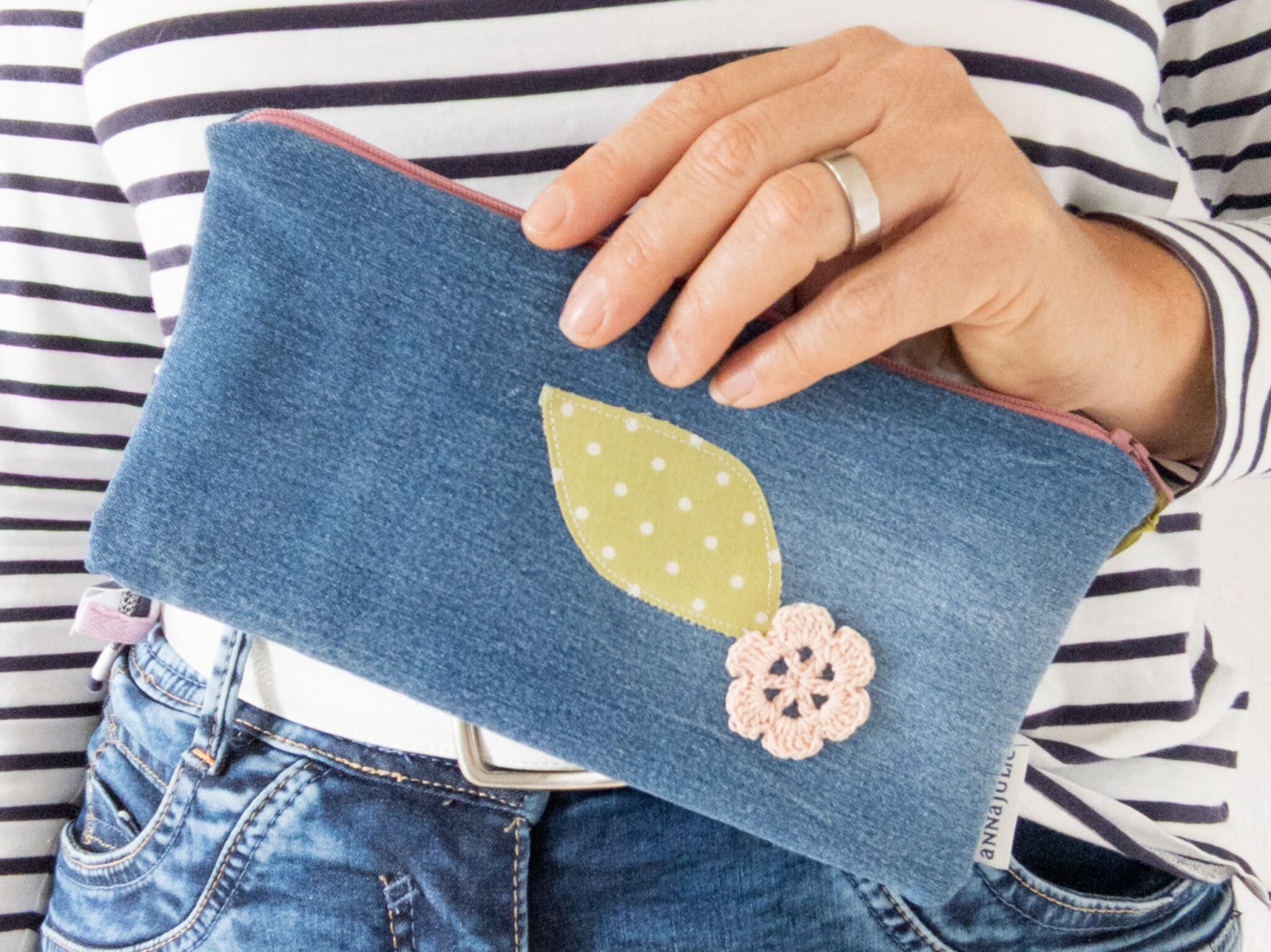 Upcycling pencil case | 23 cm/ 9.06 long and 11 cm/ 4.3 high | jeans | blue | zipper | crochet