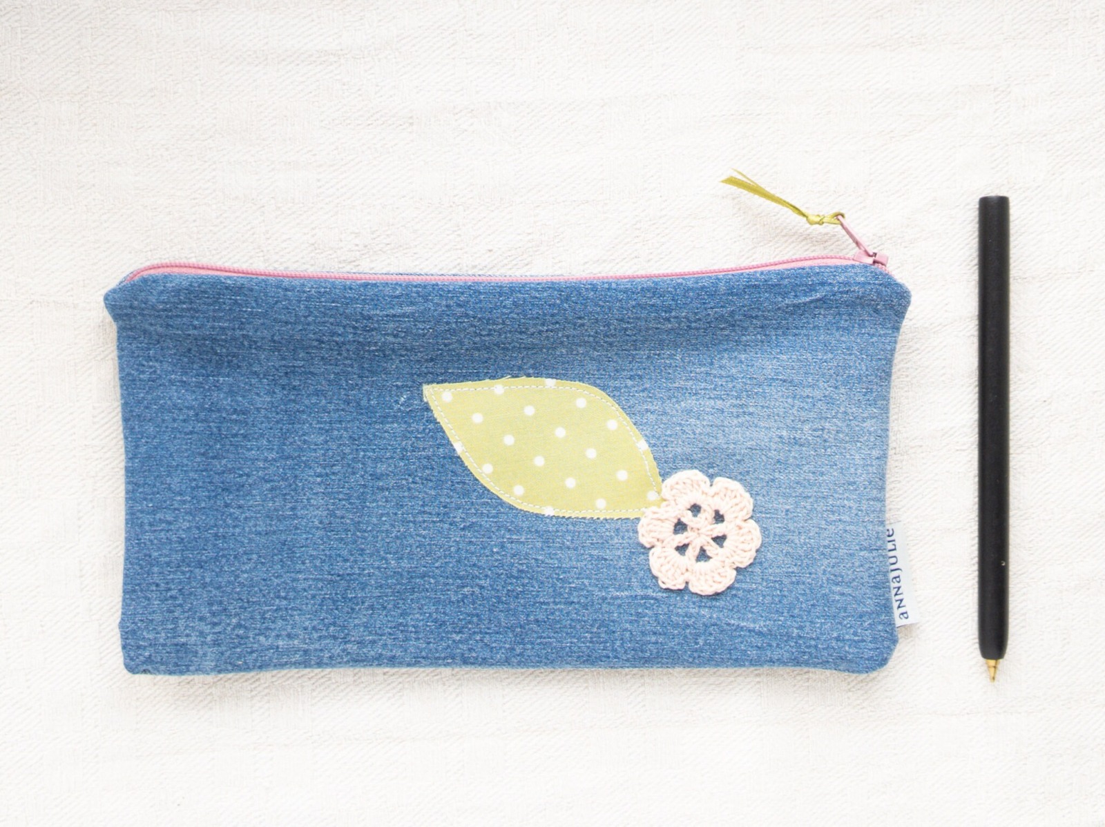 Upcycling pencil case | 23 cm/ 9.06 long and 11 cm/ 4.3 high | jeans | blue | zipper | crochet