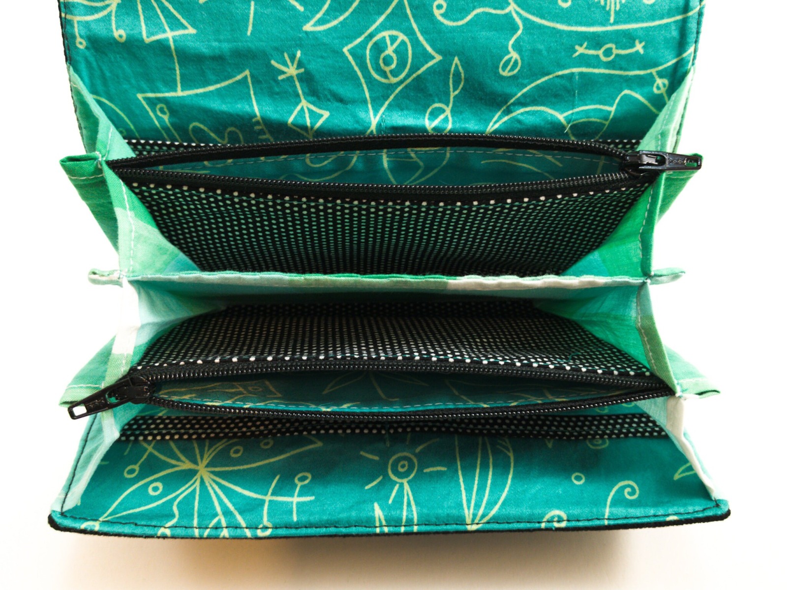 Upcycling-Portemonnaie | 19 cm/ 7,5 breit | Jeans | schwarz | Wachstuch mit Hirschmotiv | türkis |