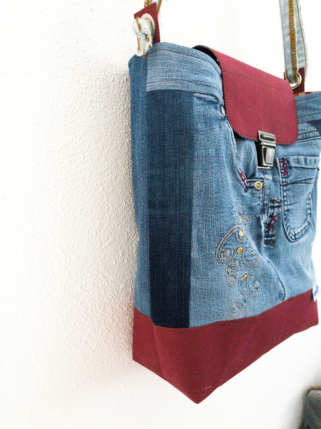 Umhängetasche | Upcycling | blau | Jeans | Papierlederboden | rot | Geschenk für sie 7