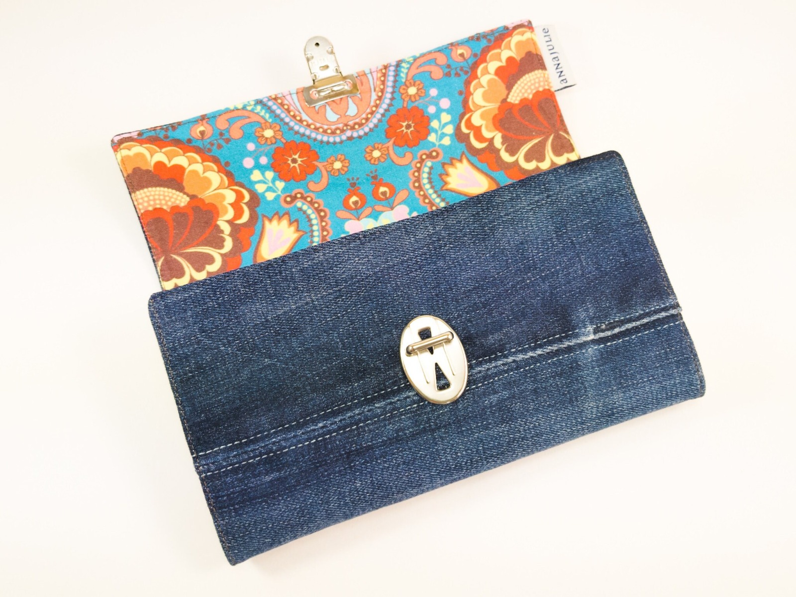 Upcycling-Portemonnaie | 19 cm/ 7,5 breit | Jeans | mit floralem Halbrosette | Baumwolle | innen