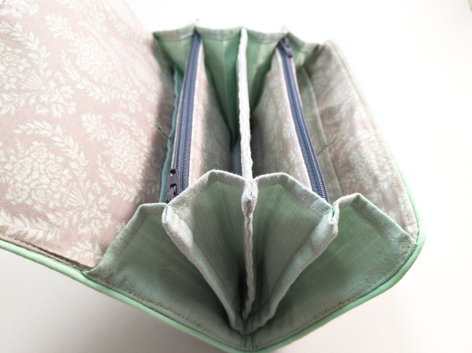 Upcycling-Portemonnaie | 19 cm/ 7,5 breit | Möbelbezugsstoff | grau | Paspel | mint | innen