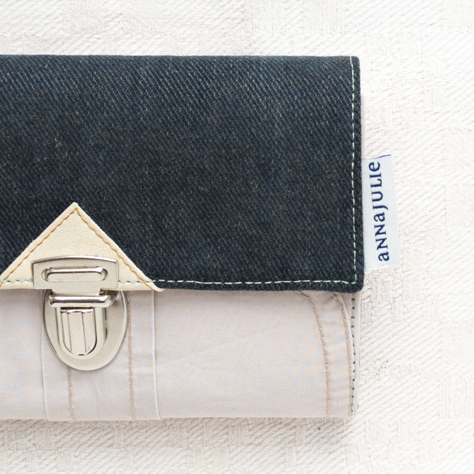 Portemonnaie | 15,5 cm/ 6 breit | aus Jeans und Chinohose | cremeweiß | dunkelblau | innen Streifen