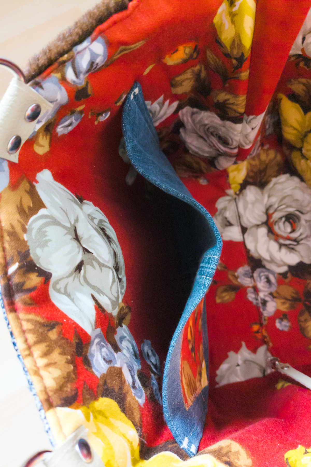 Umhängetasche | Upcycling | rot | Blumen | Jeans | blau | Plüsch | dunkelbraun | Lederboden |