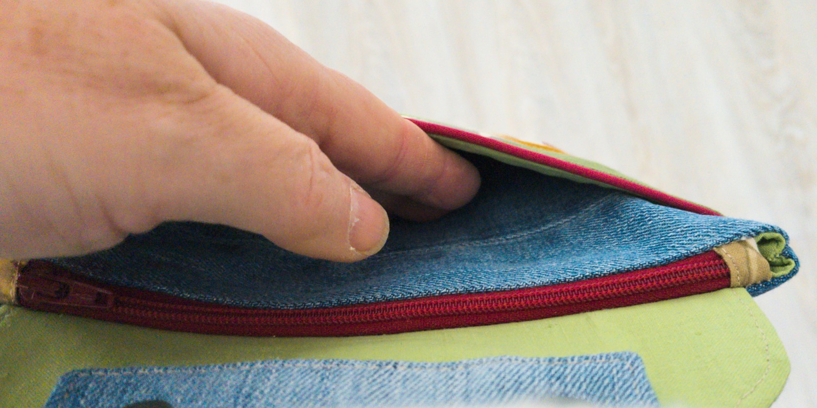 Gürteltasche | Upcycling | Jeans | blau| Patchworklook | grün und rot | Reißverschluss |