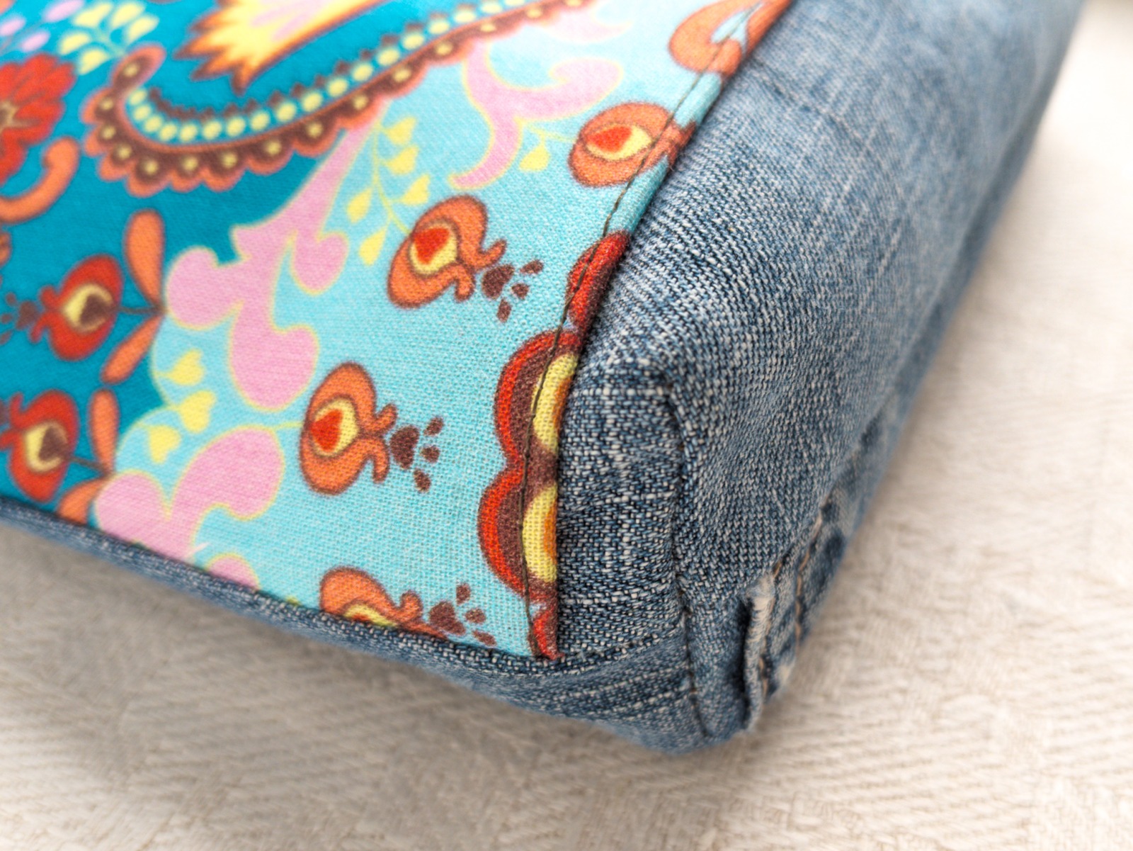 Gürteltasche | Upcycling | Jeans | blau| opulentes Muster | bunt | Reißverschluss | Geschenk