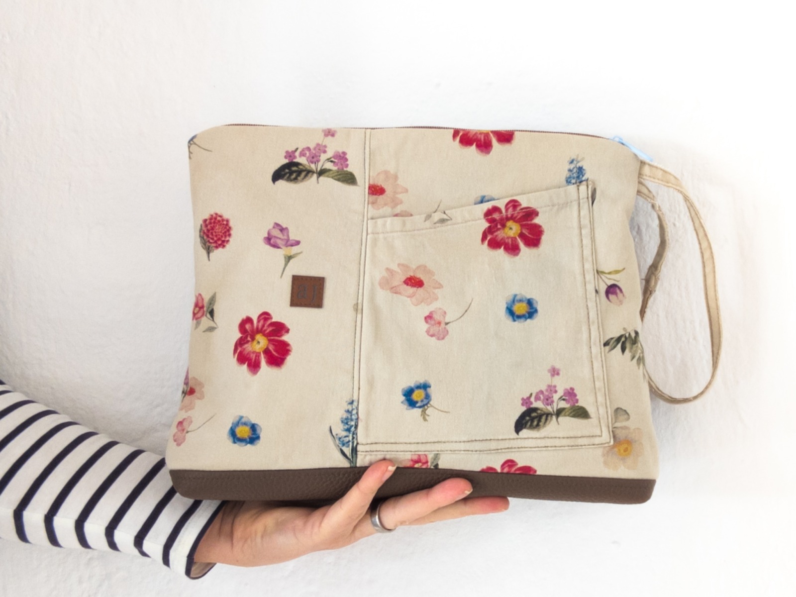 Maxi-Kulturtasche | Jeans | beige | Blumenprint | Kunstleder | Patchworklook | Tasche außen |