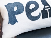 Upcycling-Kissenbezug | Vintage-Baumwolle | 30 x 60 cm/ 11,8x 23,6 | Applikation peace | Jeans |