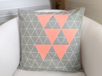 Kissenhülle | 50 cm /19,7 Seitenlänge | geometrisches Muster | salbeigrün | Dreiecke | rosa |
