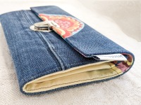 Upcycling-Portemonnaie | 19 cm/ 7,5 breit | Jeans | mit floralem Halbrosette | Baumwolle | innen