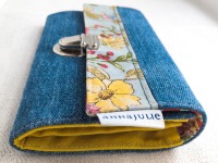 Portemonnaie | 15,5 cm/ 6 breit | Jeans | blau | Wachstuchblende | Blumenwiese | gelb | blumiges