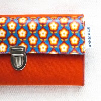 Wachstuch-Jeans-Portemonnaie | 19 cm/ 7,5 breit | rot | Retro-Blümchen | blau | innen Retrostoffe |