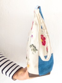 Maxi-Kulturtasche | Jeans | beige | Blumenprint | Kunstleder | Patchworklook | Tasche außen |