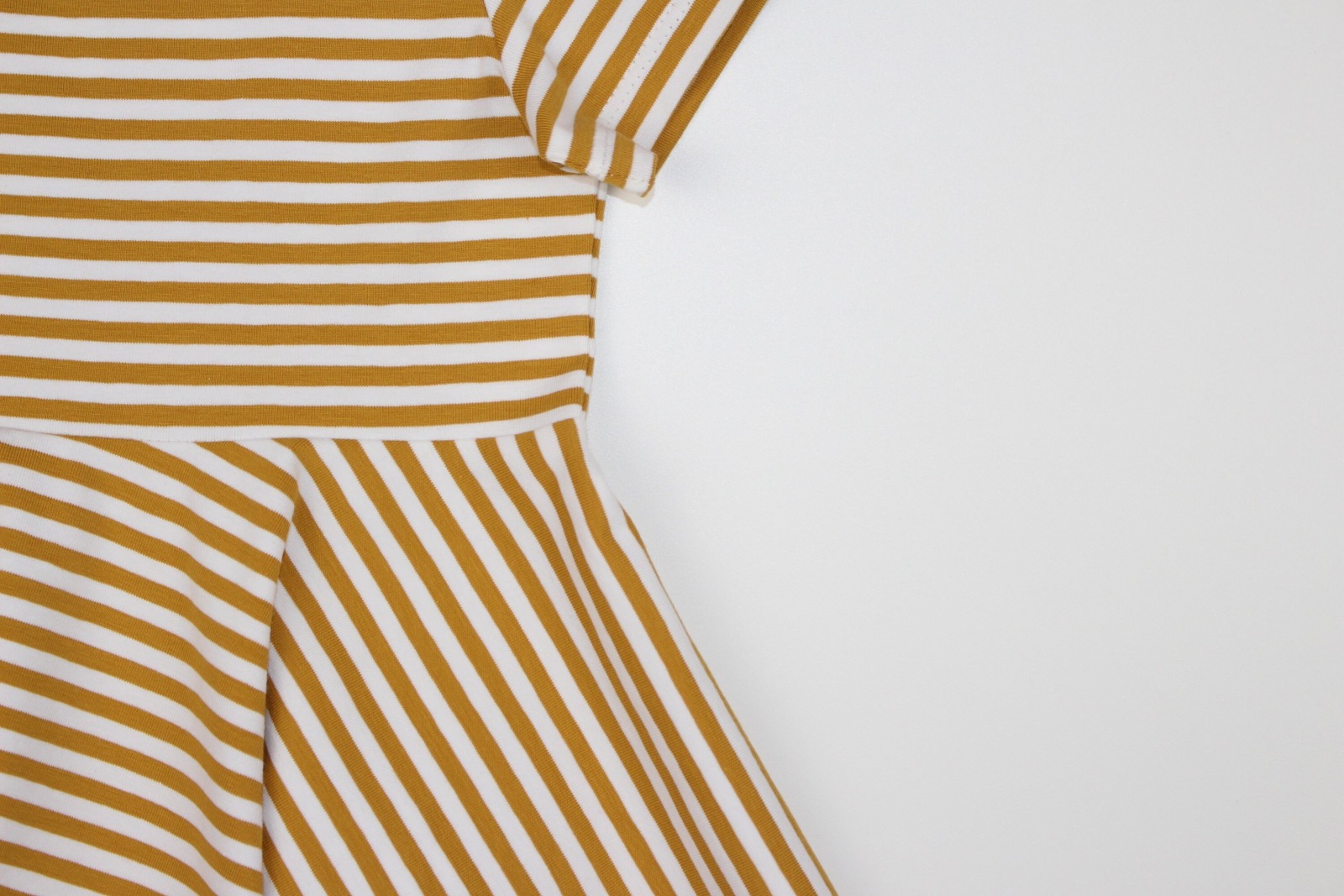 Drehkleid Dalasjö, sommerliches Kleid mit kurzen Ärmeln, Kleid mit ganzem Tellerrock, smalandkids