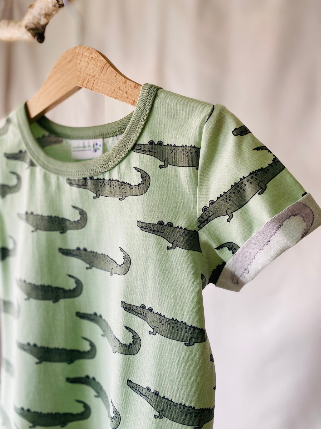 Kinder T-Shirt Åsa, Stoff wählbar, sommerliches T-Shirt mit Aufschlag am Ärmel, smalandslängtan