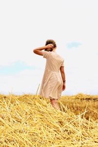 Drehkleid Dalasjö, sommerliches Kleid mit kurzen Ärmeln, Kleid mit ganzem Tellerrock, smalandkids