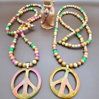 Kette Holz Peace handbemalt neon