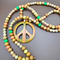 Kette Holz Peace handbemalt neon 2