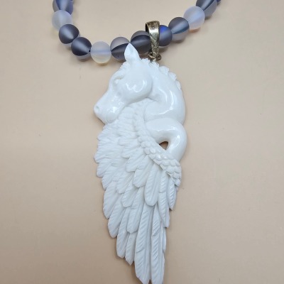 Halskette Frau mit Pegasus aus Bone m. Aura-Quarz