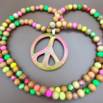 Kette Holz Peace handbemalt neon