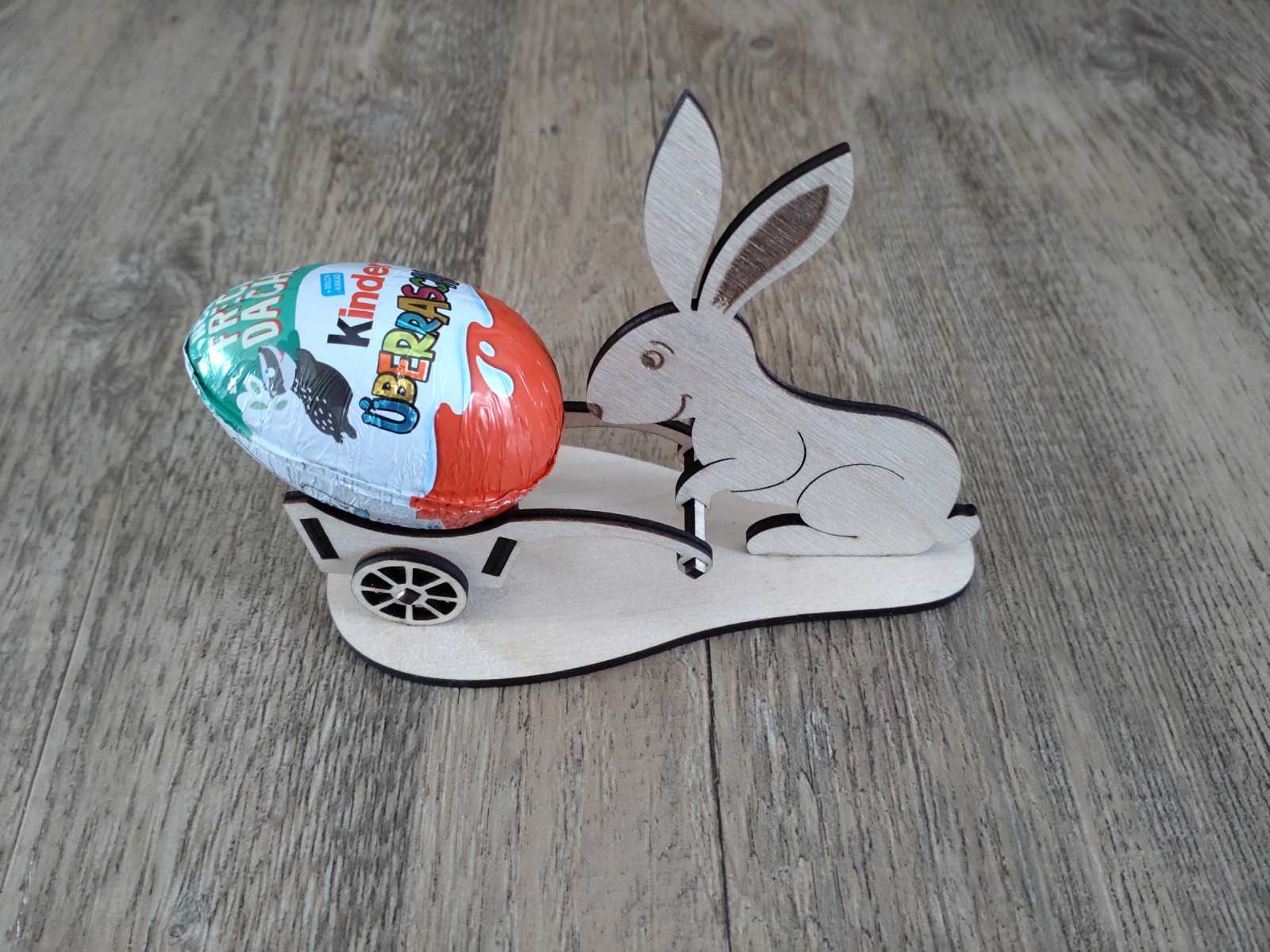 Osterhase mit Schubkarre