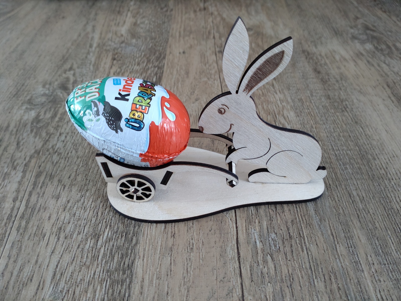 Osterhase mit Schubkarre 2