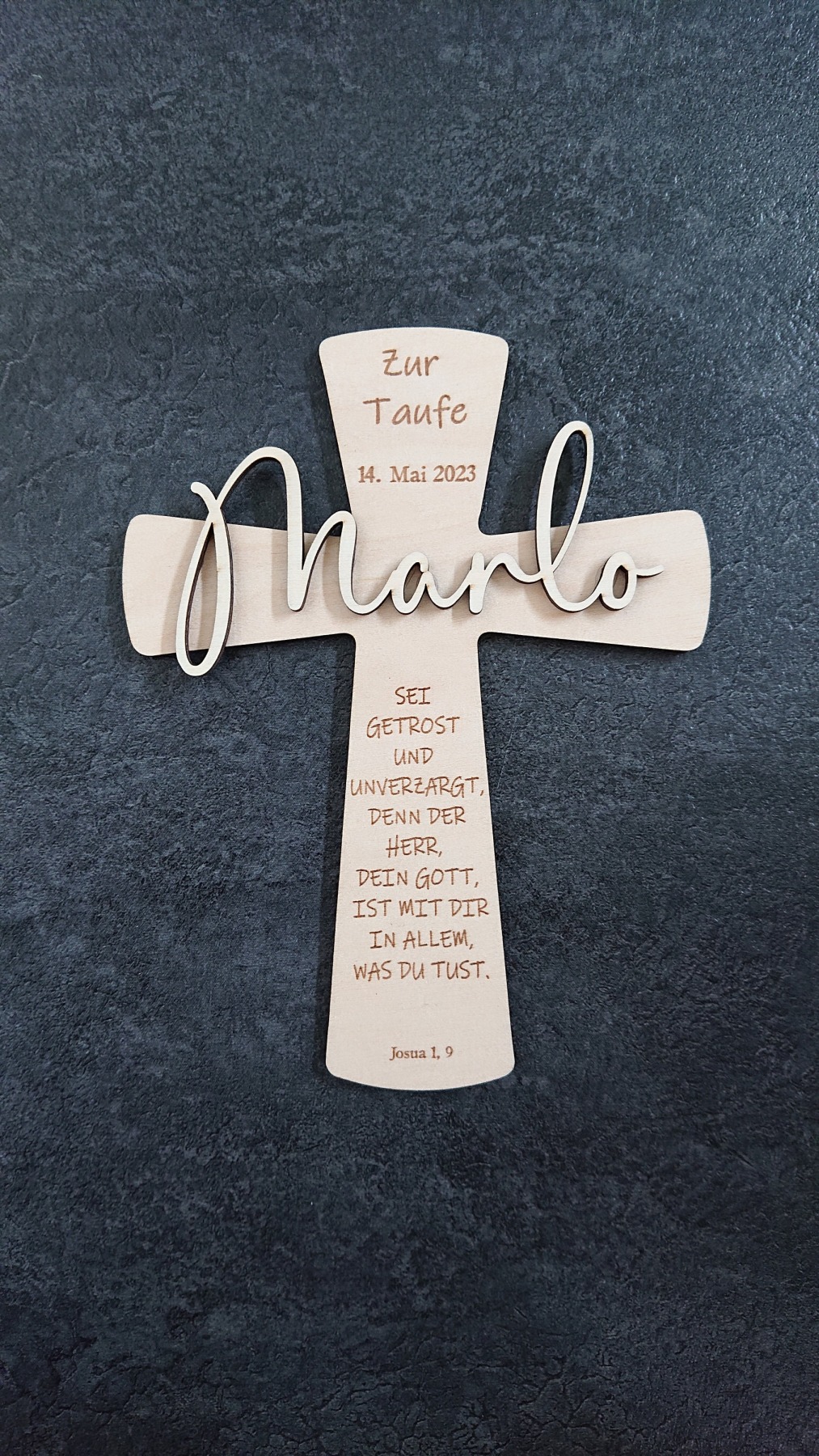 Holzkreuz zur Taufe, Kommunion, Firmung oder Konfirmation. Personalisiertes Geschenk