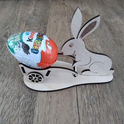 Osterhase mit Schubkarre