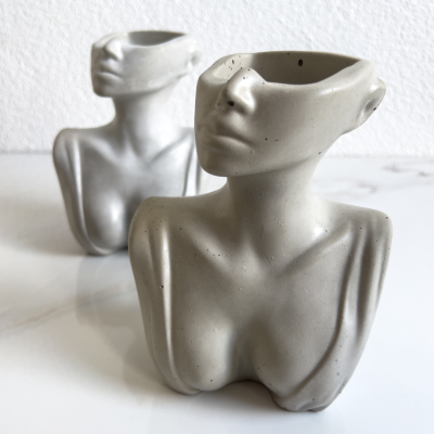 vase woman aus beton