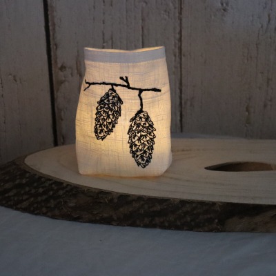 Lichtbeutel mit einem Tannenzapfen bestickt - gefertigt aus hochwertigem Leinen
